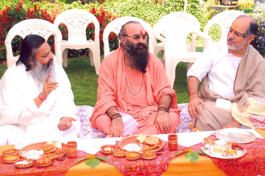 Brahmachari Girish Ji has welcomed Acharya Ramesh Bhai Ojha Ji and taken prasad with him at Jabalpur in 2010.